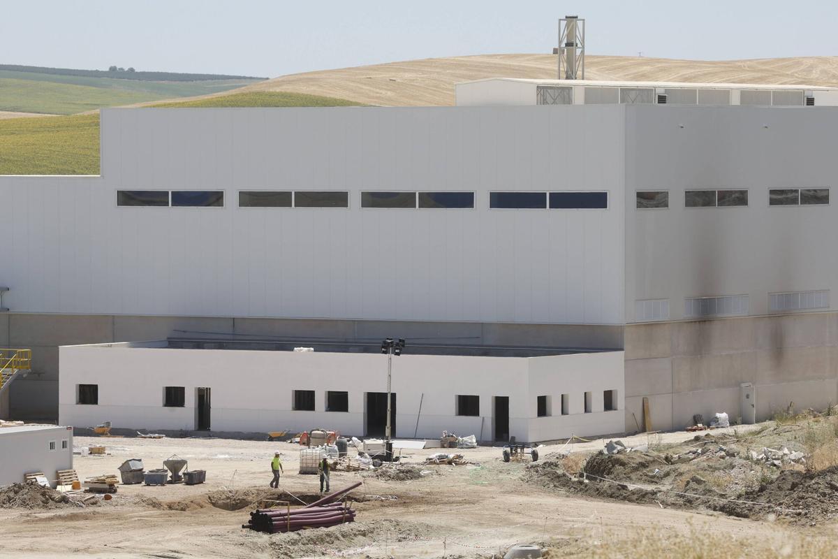 Instalaciones de la nueva fábrica de Cunext Cooper en Córdoba, en la carretera de Granada, este viernes, después del accidente en el que han resultado heridas seis personas.