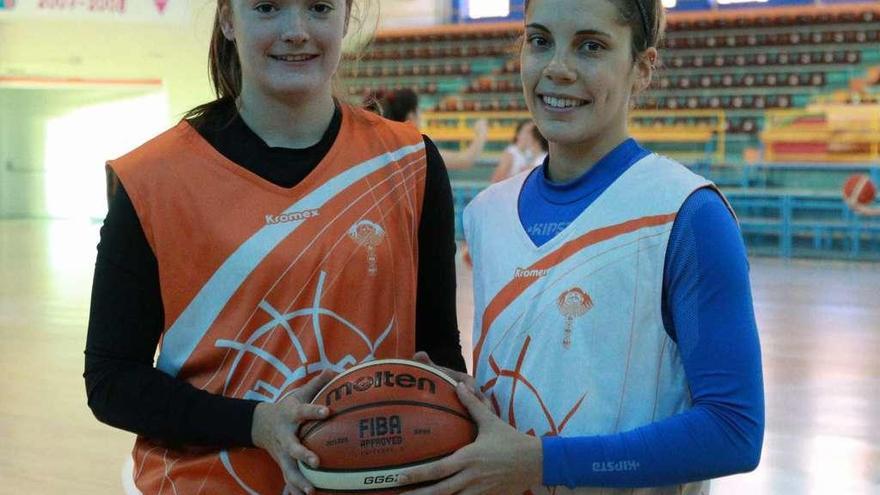 Celia García y Marina Lizarazu, con el balón, antes de un entrenamiento.