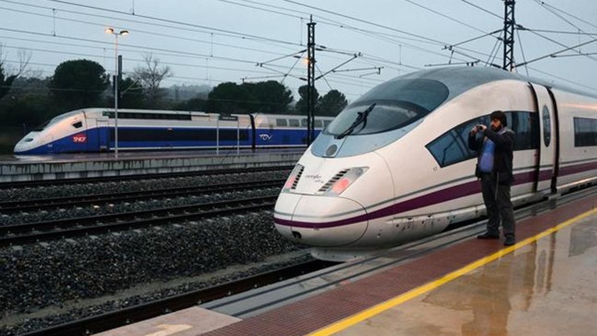 Un tren AVE en la estación de Figueres.