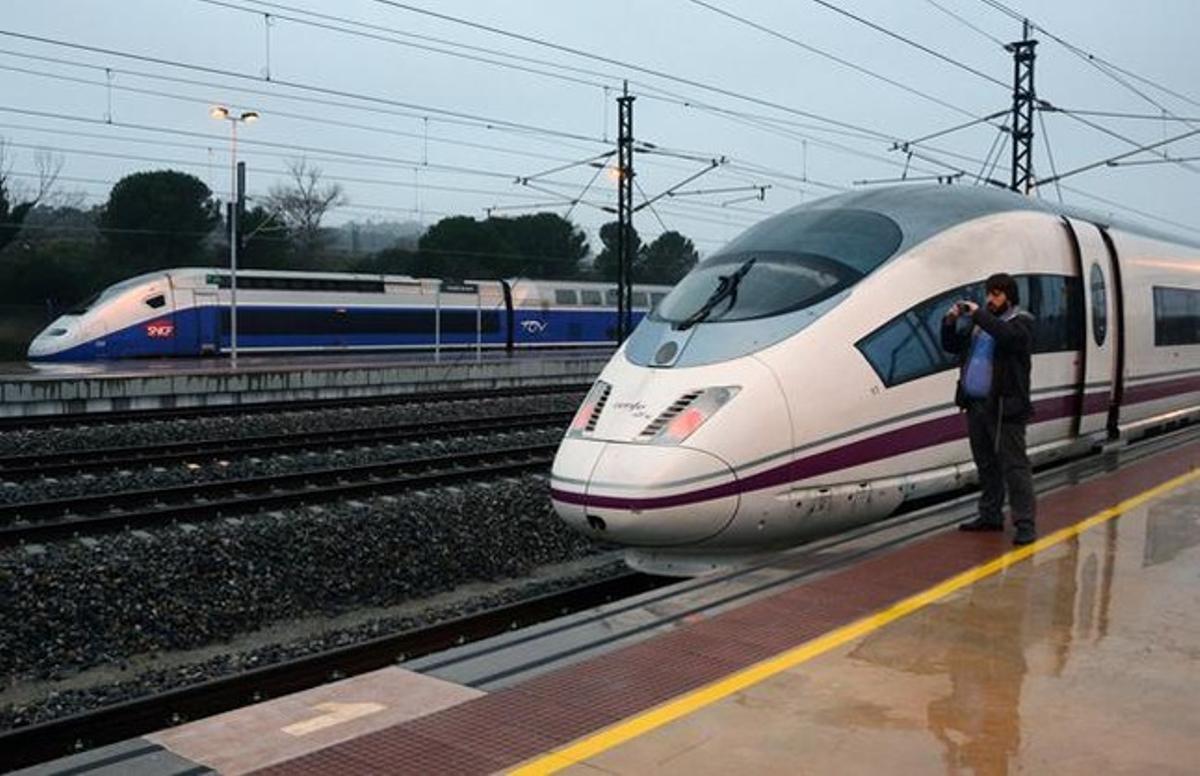 Un tren AVE a l’estació de Figueres.