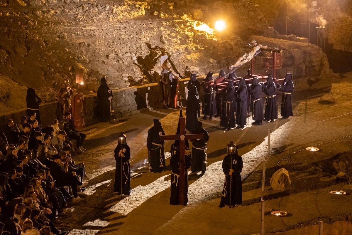 Vía Crucis en el anfiteatro romano de Mérida