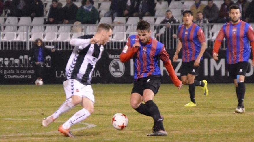 Kike Torrent pugna por un balón en Castalia.