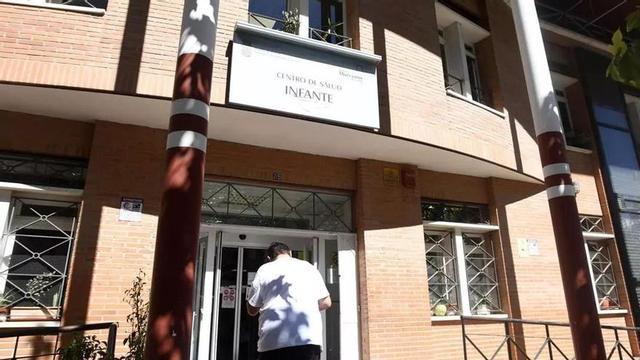 La puerta del centro de salud del barrio del Infante en Murcia.