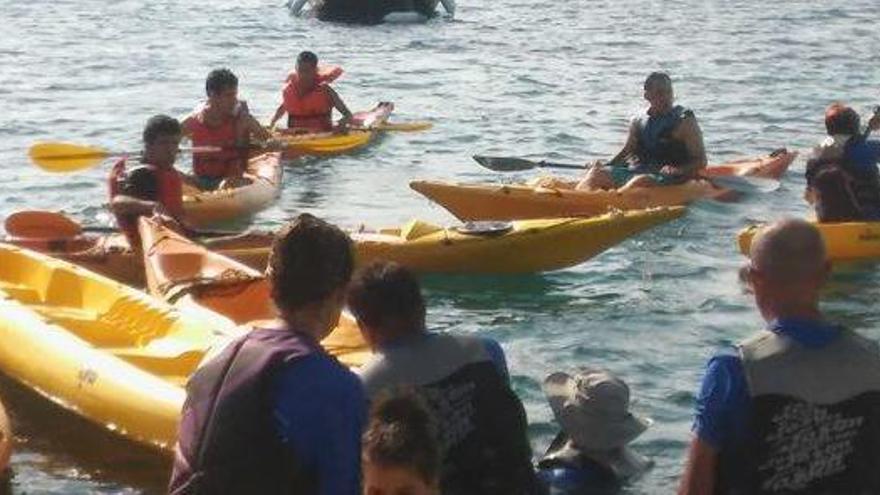 Varias personas de &#039;Un Mar de Posibilidades&#039; en una excursión en kayak.