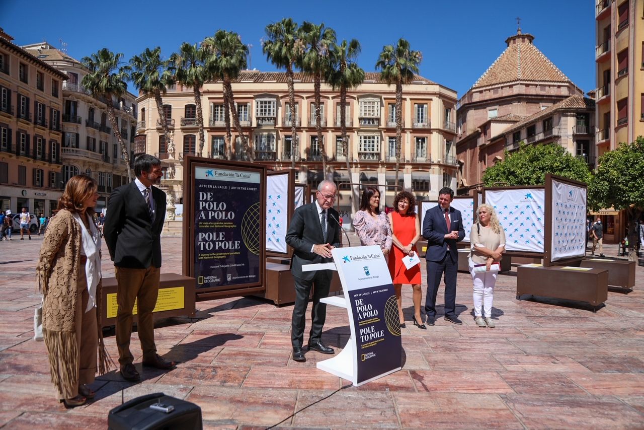 Exposición 'De polo a polo' en la plaza de la Constitución