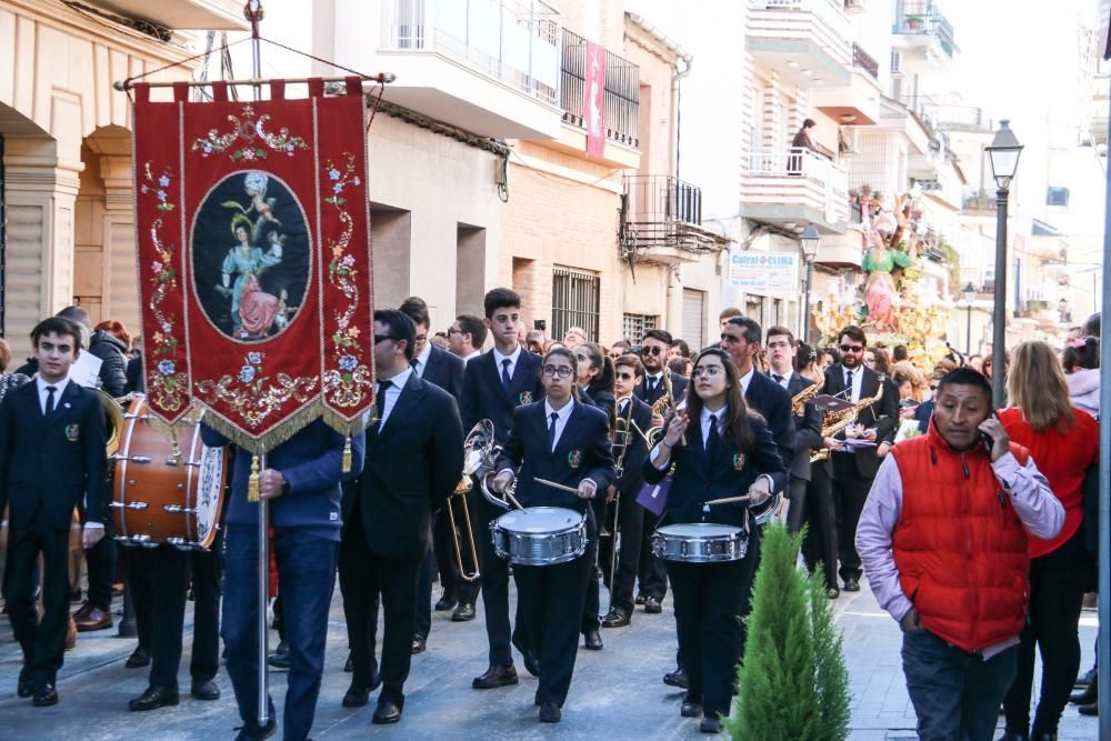 Miles de fieles han acompañado la imagen de Santa Águeda hasta su ermita en un camino jalonado por puestos de dulces