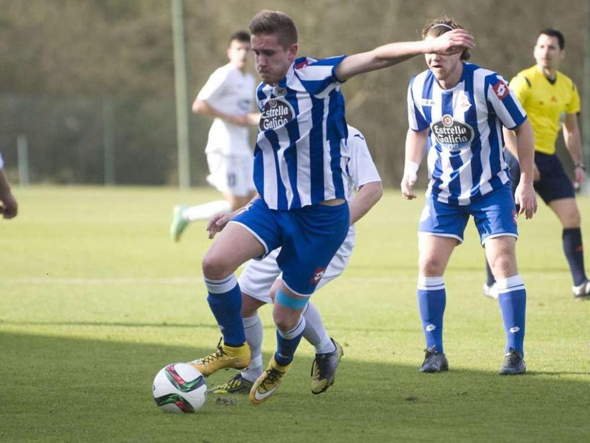 Marcos Remeseiro conduce la pelota durante el partido de ayer.