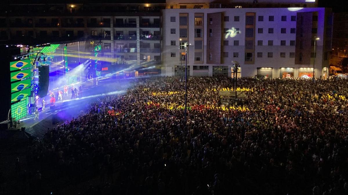 VÍDEO | Fiestas de San Pedro en Zamora: París de Noia desata la locura en una avenida de la Feria abarrotada