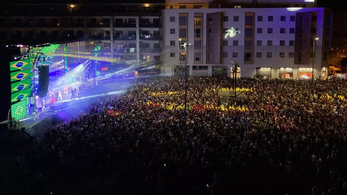 VÍDEO | Fiestas de San Pedro en Zamora: París de Noia desata la locura en una avenida de la Feria abarrotada