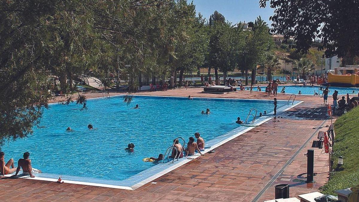 Vaso principal de las piscinas al aire libre del parque deportivo Heliodoro Martín de Cabra.