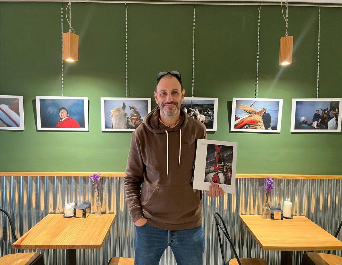 Eutropio Rodríguez, ante a súa mostra na Taberna A Riala.