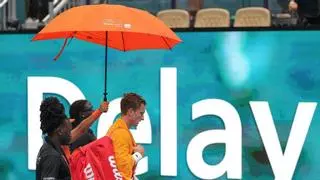 La lluvia obliga a parar la final entre Sinner y Lehecka en el segundo set