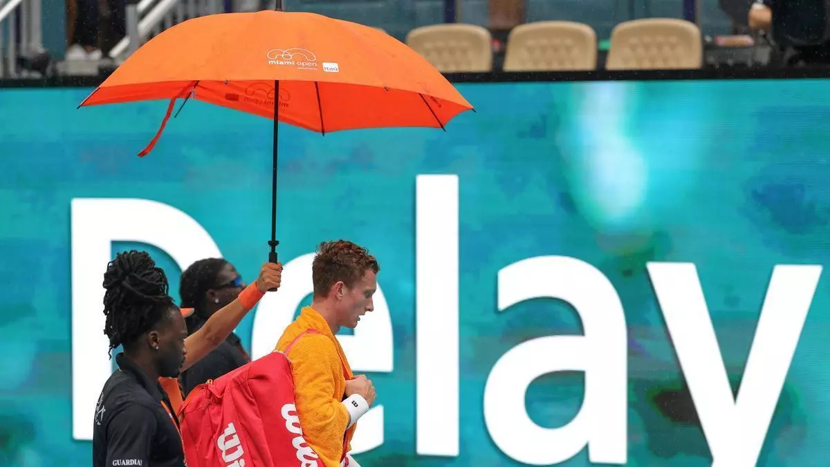 ¿Pista de tenis o natación? Así ha quedado el terreno de juego en el duelo entre Sinner y Lehecka