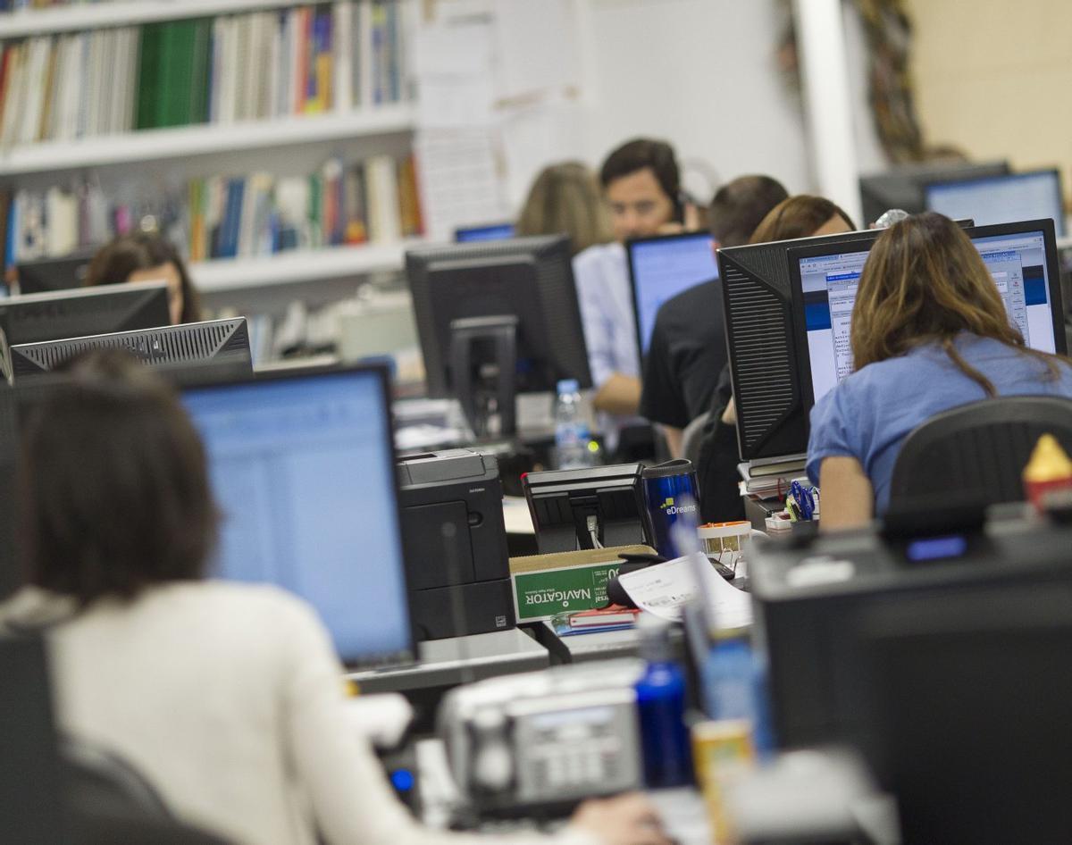 Trabajadores en una oficina.
