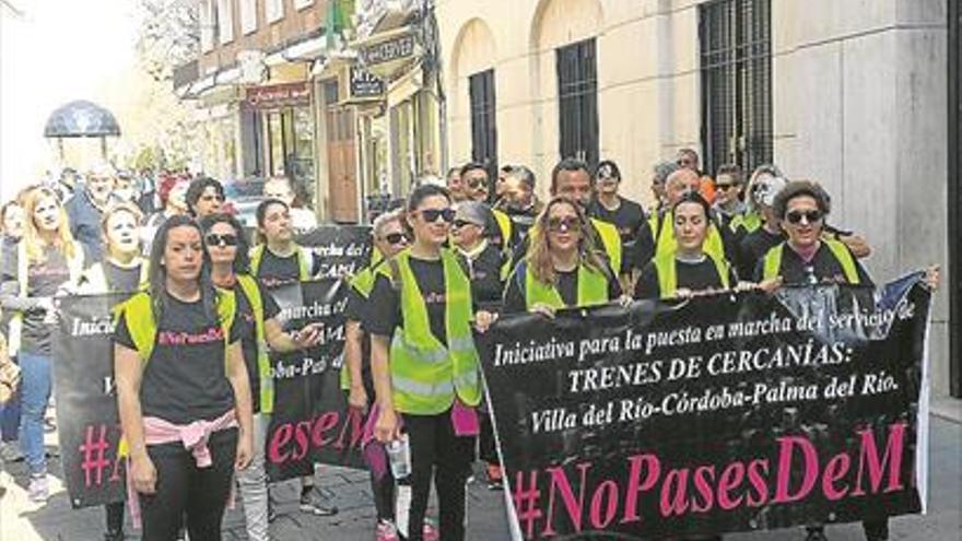 Medio centenar de personas marchan a pie para reclamar el cercanías