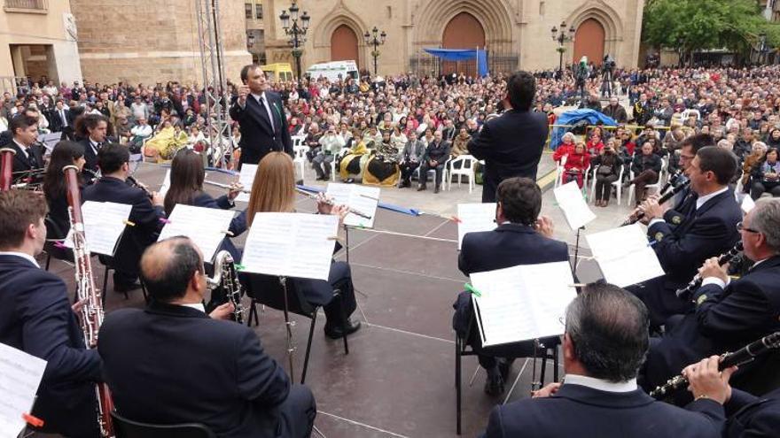 Las bandas internacionales dan color al frío domingo