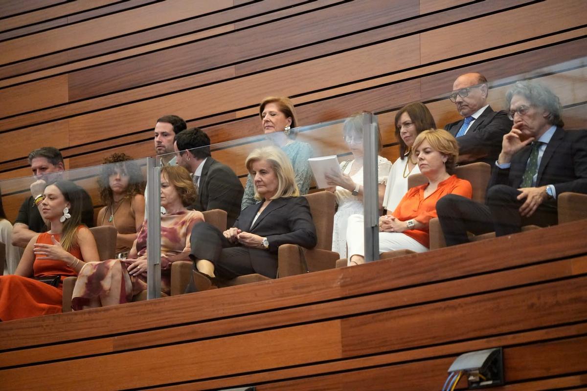 La exministra Fátima Báñez y la exvicepresidenta del Gobierno Soraya Sáenz de Santamaría en la tribuna de invitados de las Cortes de Castilla y León.