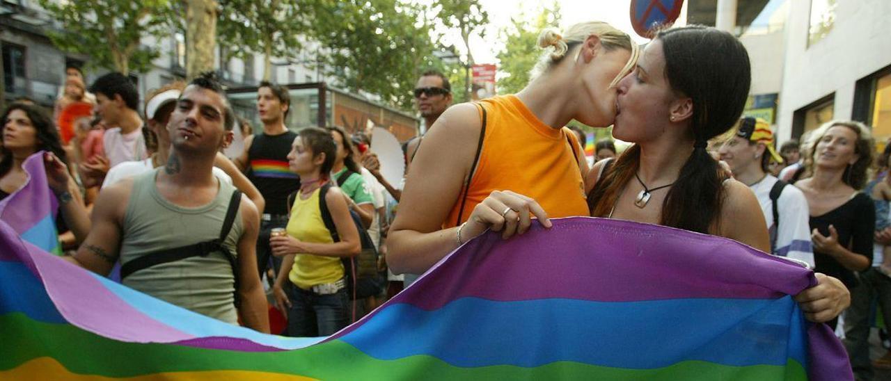 Dos mujeres se besan durante una manifestación en Barcelona .