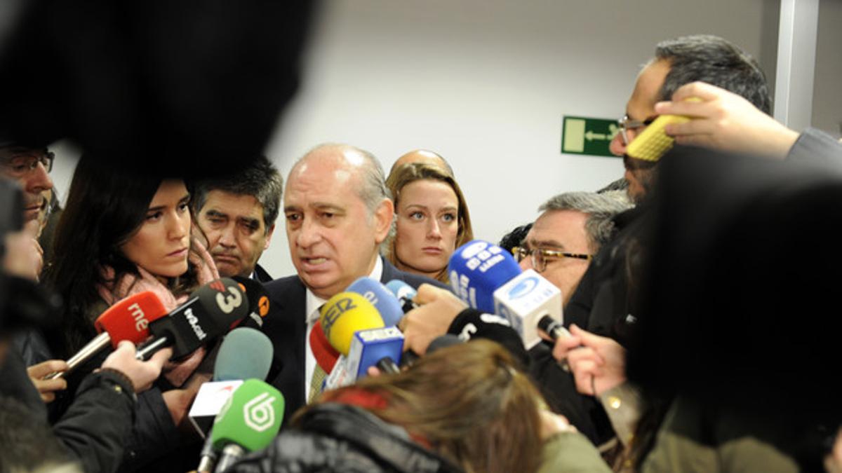 Fernández Díaz atiende a los medios de comunicación en Lleida, en la presentación del DNI 3.0.