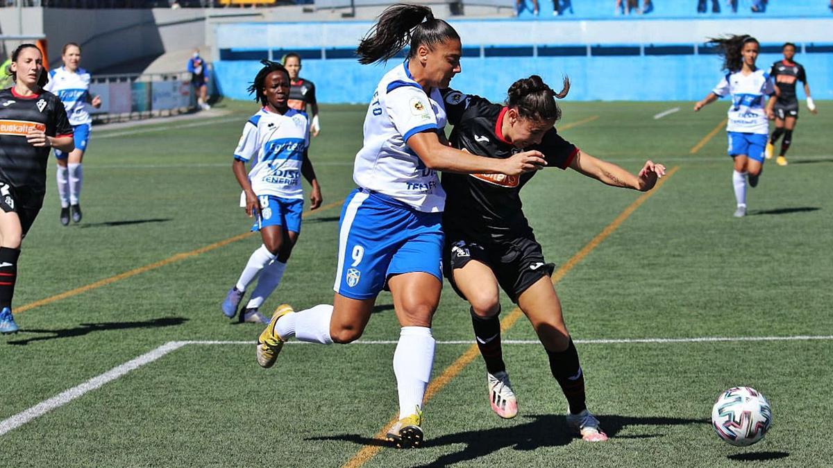 La goleadora sureña Martín-Prieto anotó los dos tantos del UDG Tenerife ante el Éibar. Aquí trata de llevarse el balón ante la defensa armera.