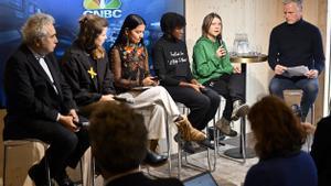 La activista climática Greta Thunberg de Suecia, junto a Fatih Birol, Director de la Agencia Internacional de la Energía, y las activistas climáticas Luise Neubauer de Alemania, Helena Gualinga de Ecuador, Vanessa Nakate de Uganda y Steve Sedgwick, presentador de CNBC, durante una rueda de prensa en el plató de CNBC.