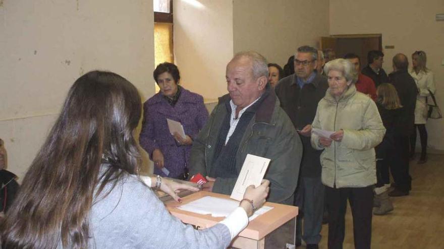 Ciudadanos se disponen a votar en una de las mesas instaladas en el antiguo Alcázar. Foto