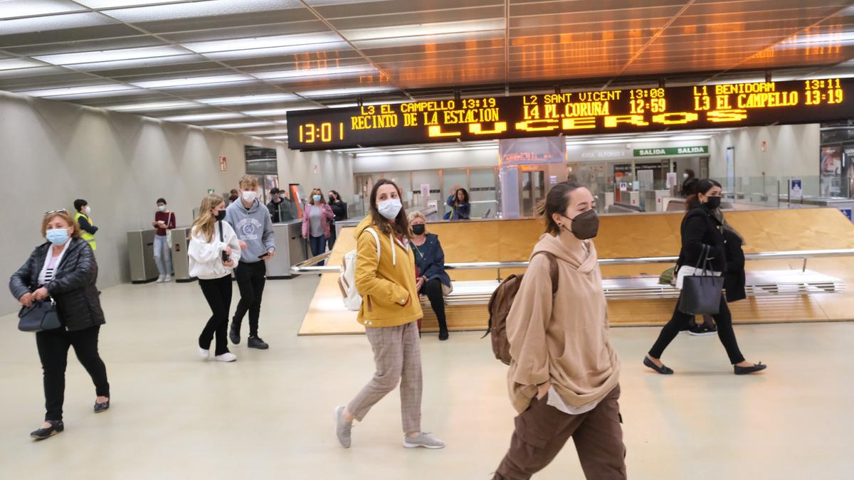 Usuarios del TRAM de Alicante en la estación de Luceros.