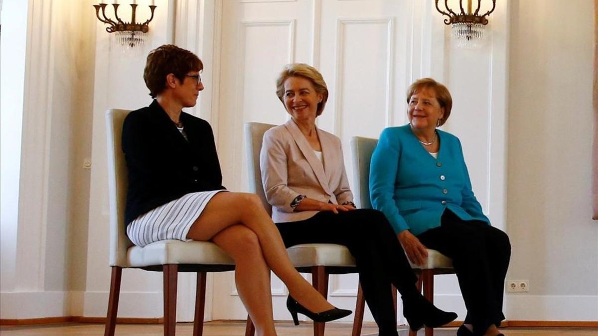 De izquierda a derecha, la cancillera Merkel, la presidenta de la CE, Von der Leyen, y la ministra de Defensa, Kramp-Karrenbauer, en Berlín.