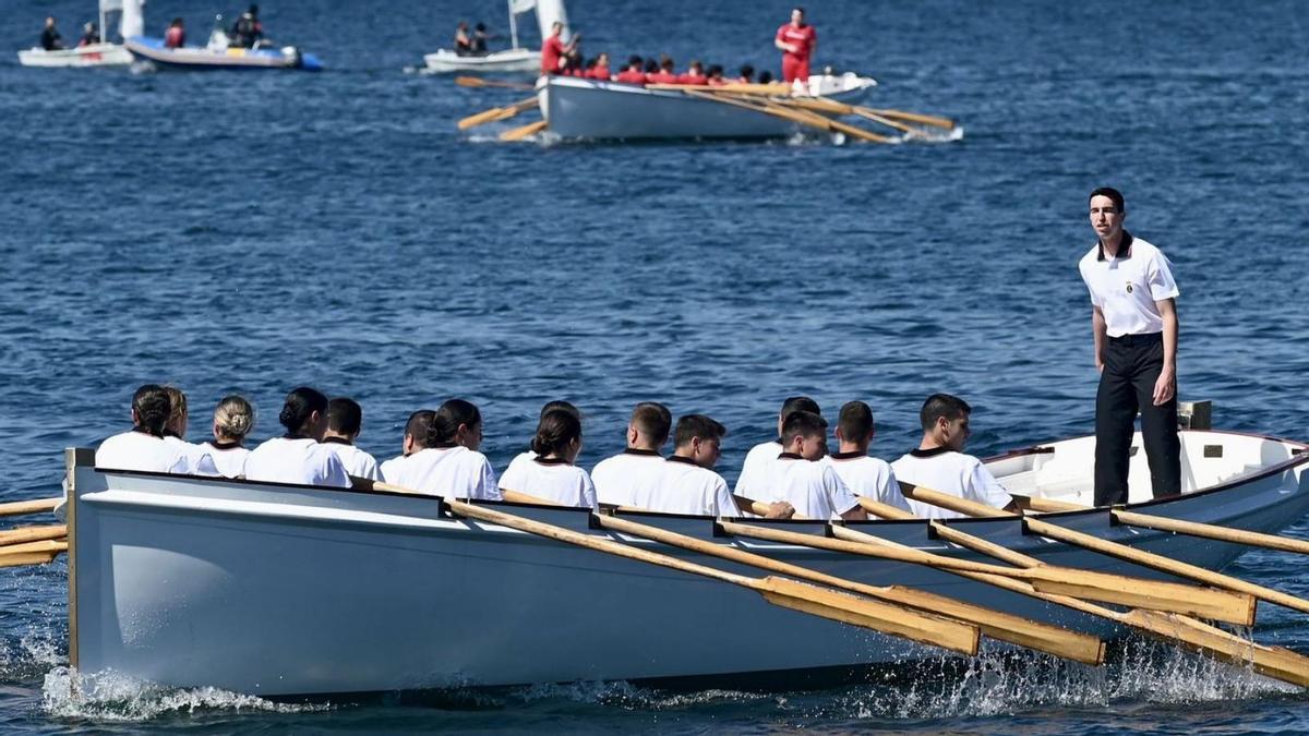 El barco de la Escuela Naval superó con amplia ventaja al de la Universidade de Vigo.