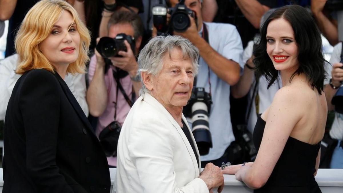 Roman Polanski, entre las actrices de su película Emmanuelle Segnier y Eva Green.