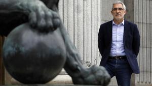 Gaspar Llamazares en la puerta de los Leones del Congreso.