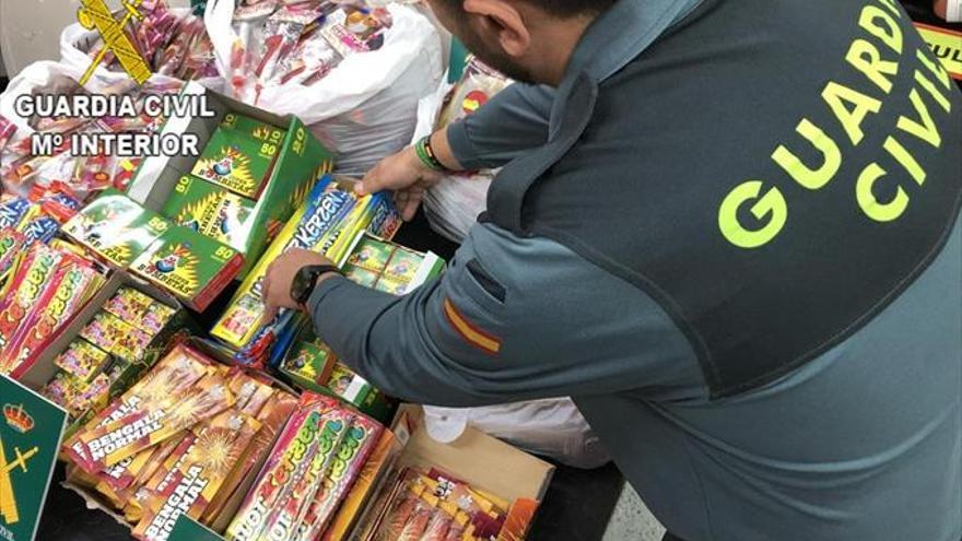 La Guardia Civil retira del mercado casi 9.000 artefactos pirotécnicos