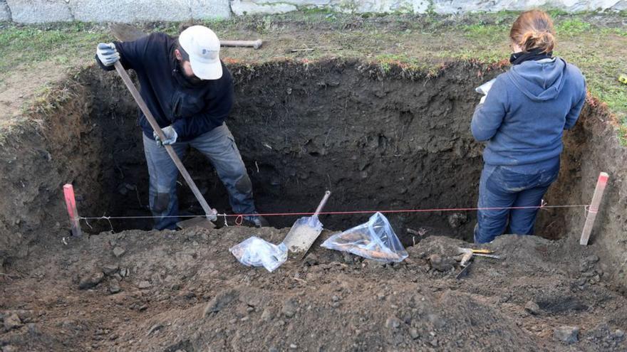 Búsqueda en el cementerio de Trasanquelos.