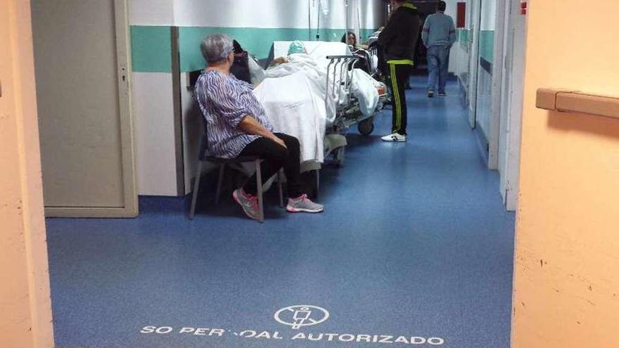 Pacientes en camillas en los pasillos de Urgencias de un hospital del Sergas.