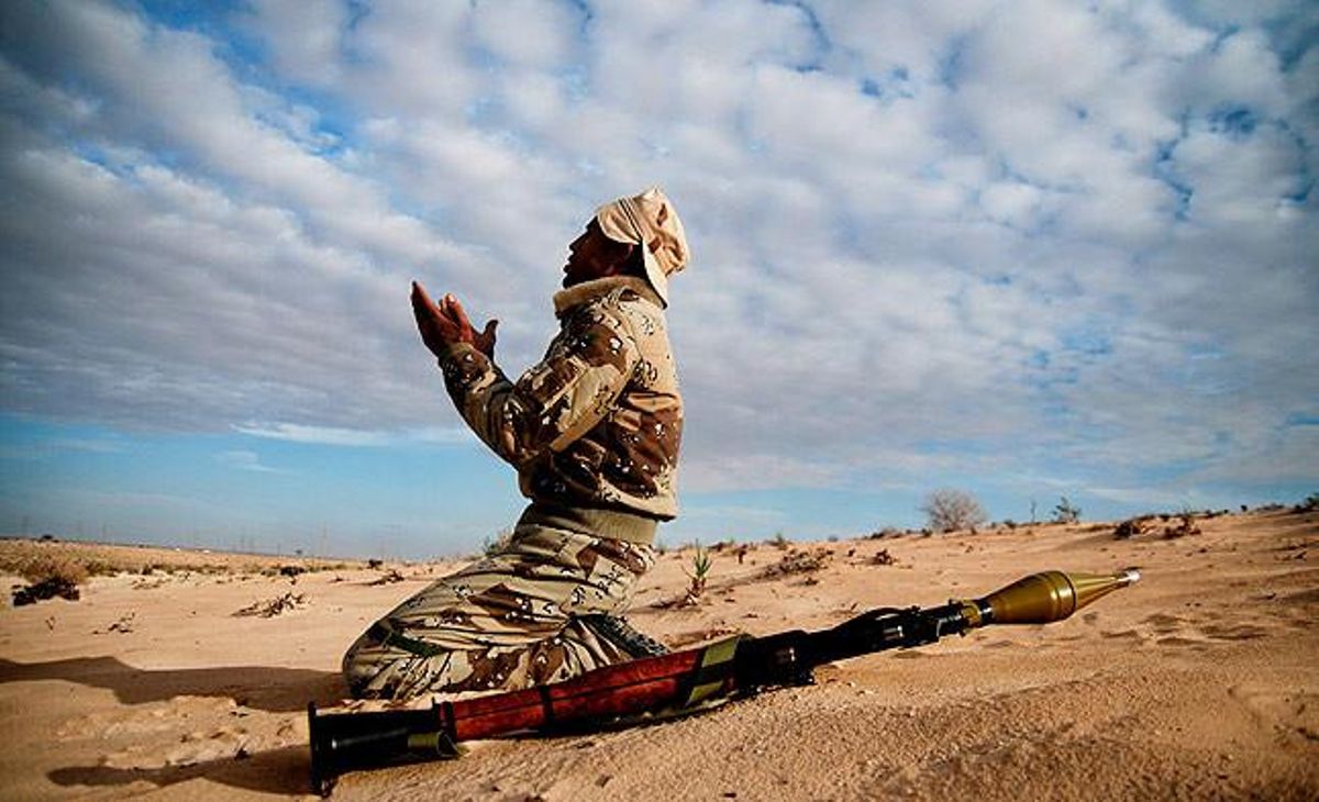 Un rebel libi resa abans d’iniciar l’atac sobre l’Exèrcit de Muammar al-Gaddafi al desert, a prop d’Agedàbia.