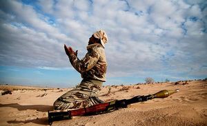 Un rebel libi resa abans d’iniciar l’atac sobre l’Exèrcit de Muammar al-Gaddafi al desert, a prop d’Agedàbia.