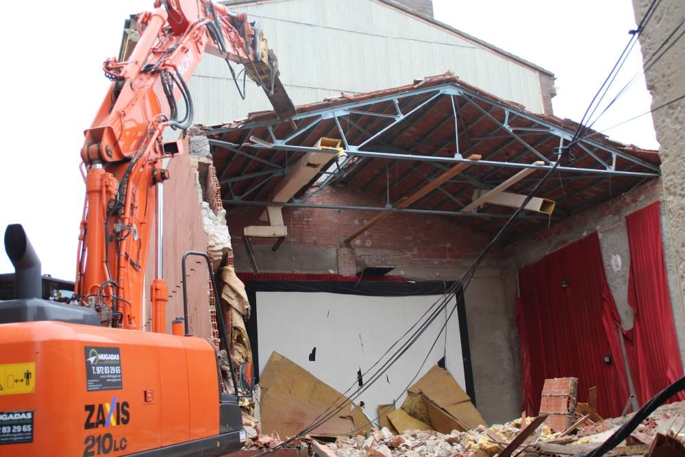 L'antic Cinema Catalunya de l'Escala s'enderroca