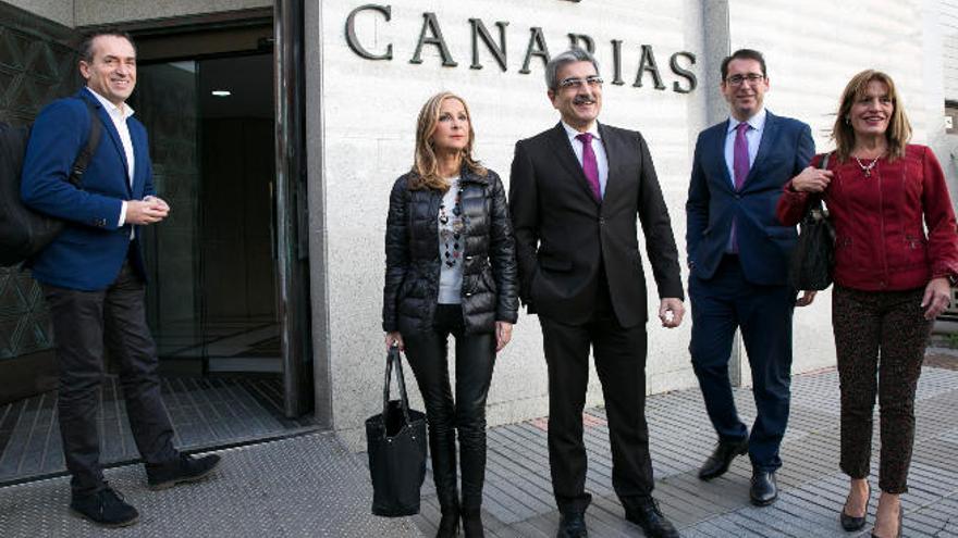 La oposición respalda a Clavijo para que pelee en Madrid por más financiación