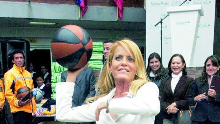 La chilena Cecilia Bolocco, ex mujer del ex presidente argentino Carlos Menem, en una visita benéfica girada ayer a Bogotá.