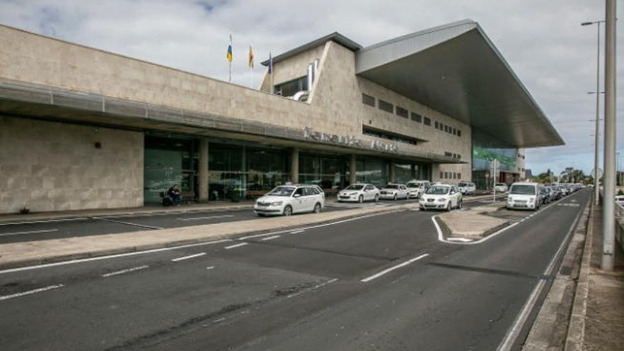 Panorámica del exterior del aeropuerto de Tenerife Norte.