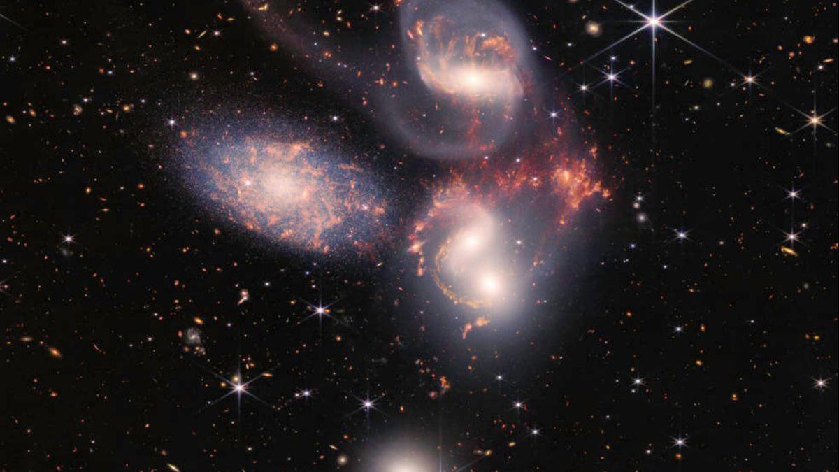 El telescopio James Webb revela el quinteto de Stephan.