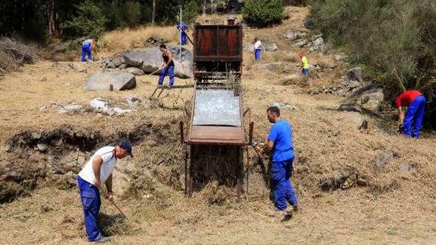 Operarios trabajando en el entorno de O Facho.