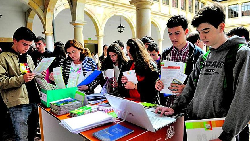 Un grupo de jóvenes, ayer, en la I Feria académica de la Universidad de Oviedo, celebrada en el Edificio Histórico. | nacho orejas