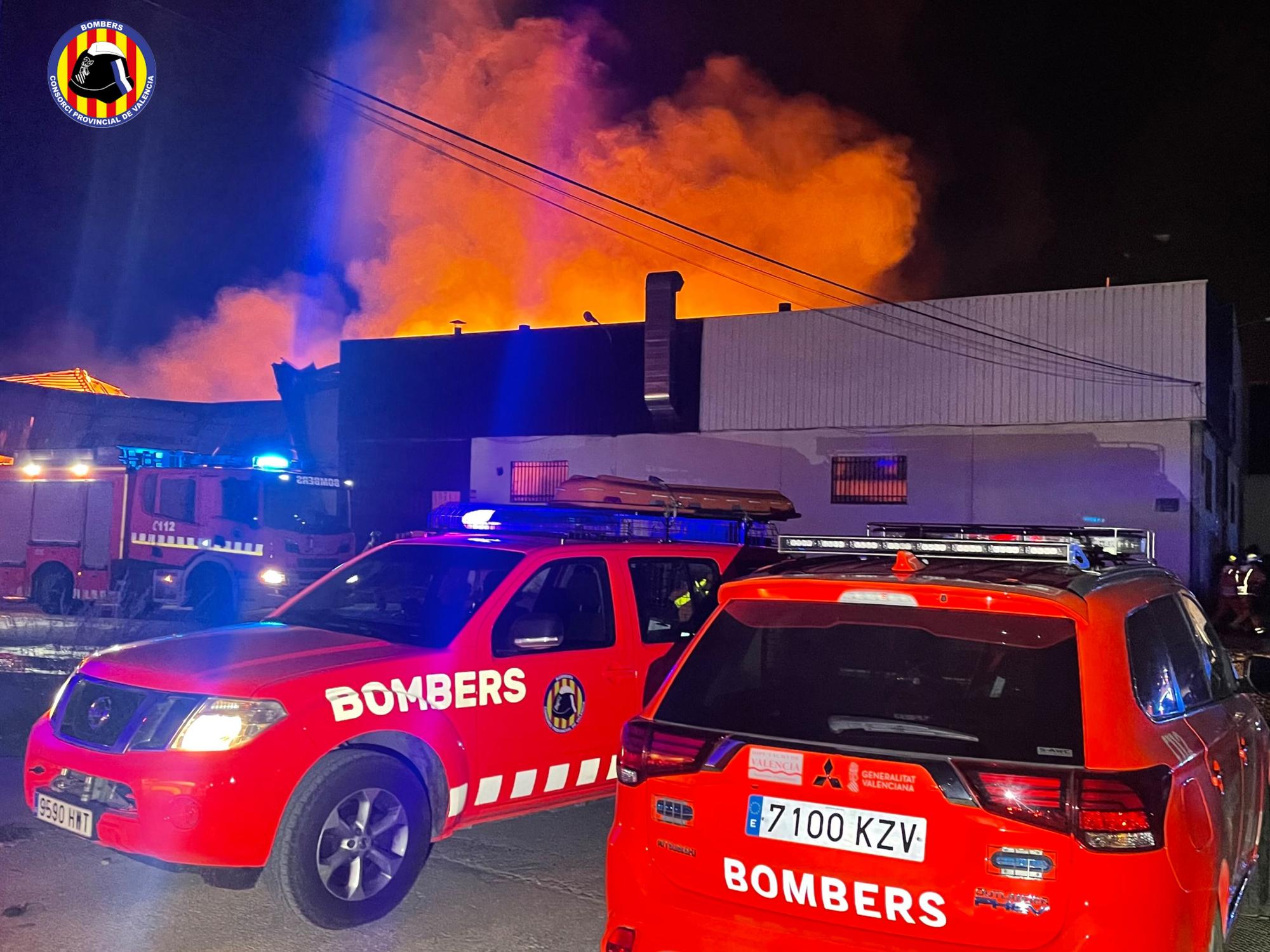 Un incendio calcina una nave industrial en Quart de Poblet