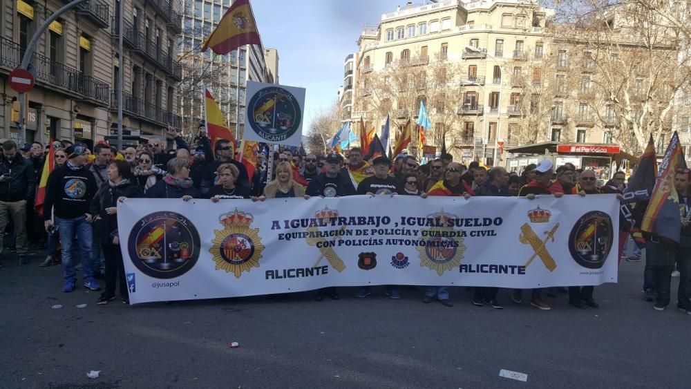 Más de 500 agentes de Alicante piden la equiparación salarial en Barcelona