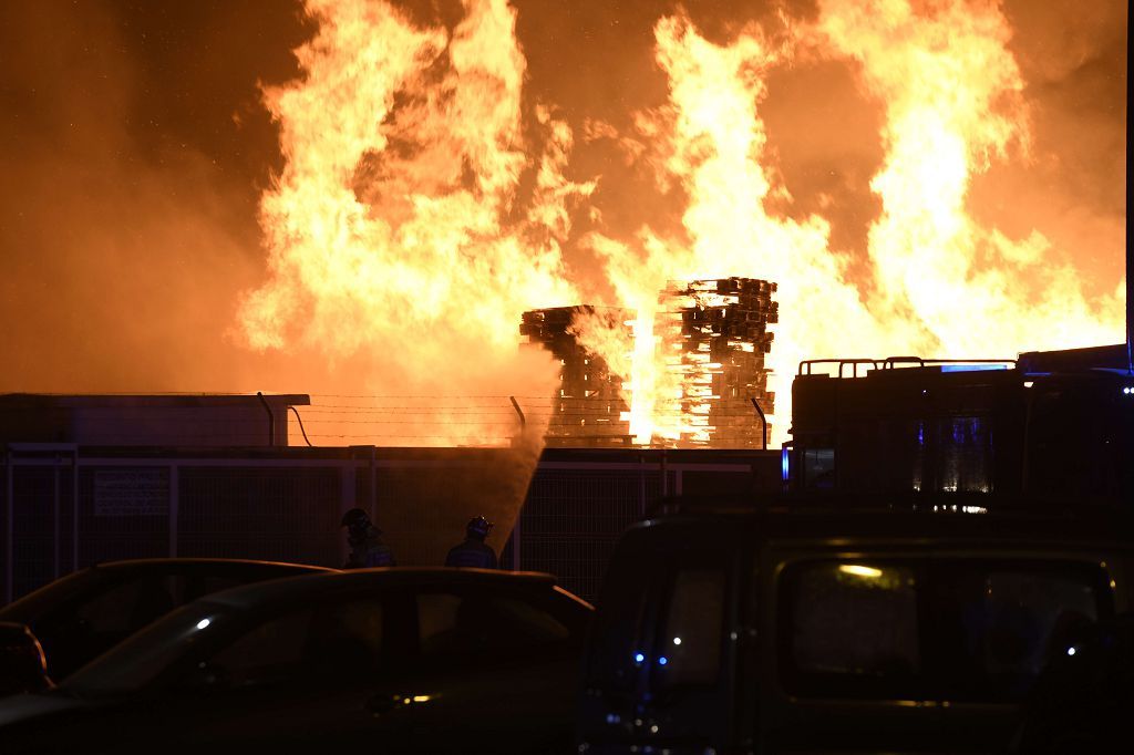 Estas son las imágenes que el aparatoso incendio de Puente Tocinos ha dejado este sábado