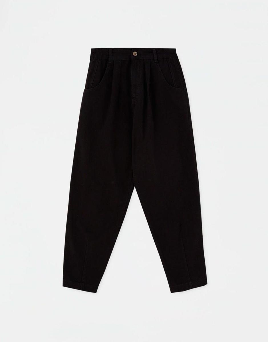 Vaquero 'slouchy' en color negro de Pull &amp; Bear. (Precio rebajado: 5,99 euros)