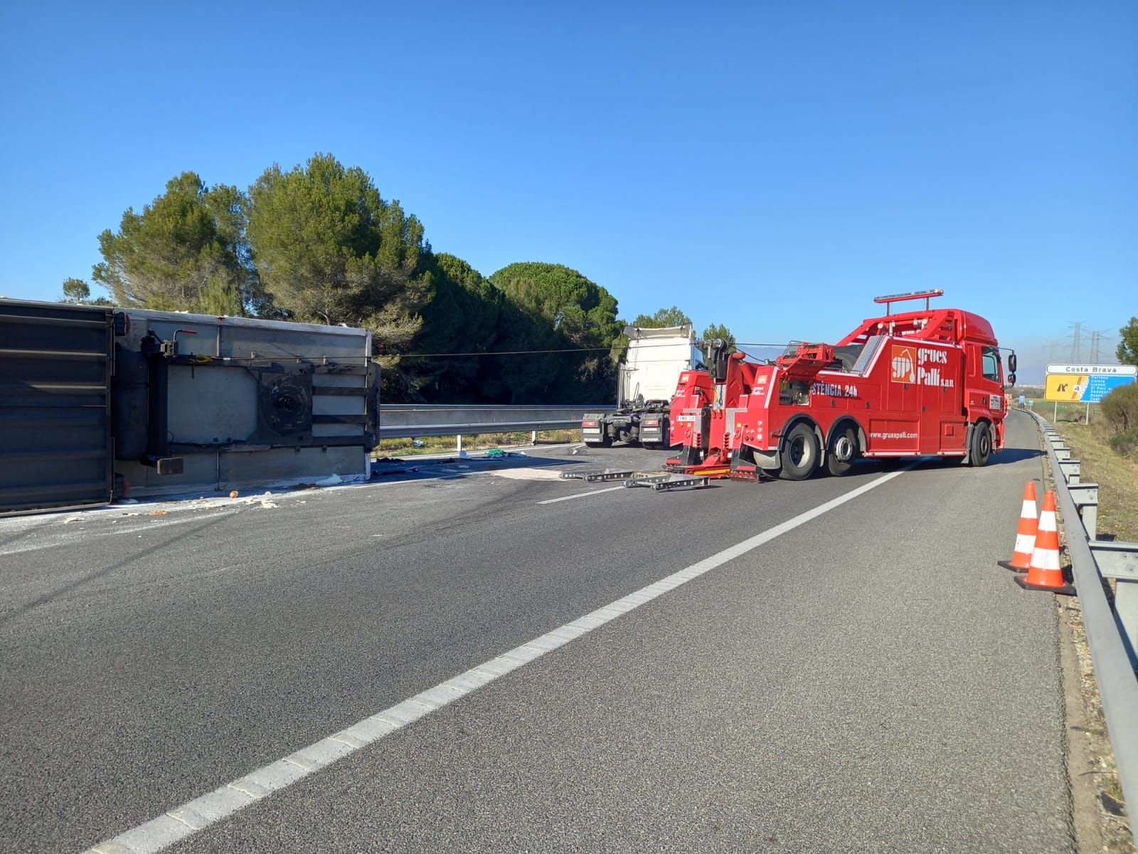 Bolca un camió a l'AP-7 al seu pas per Borrassà