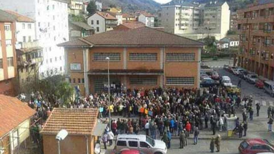 Vecinos del valle de Turón, ayer, concentrados frente al economato de Hunosa, en el centro de La Veguina.