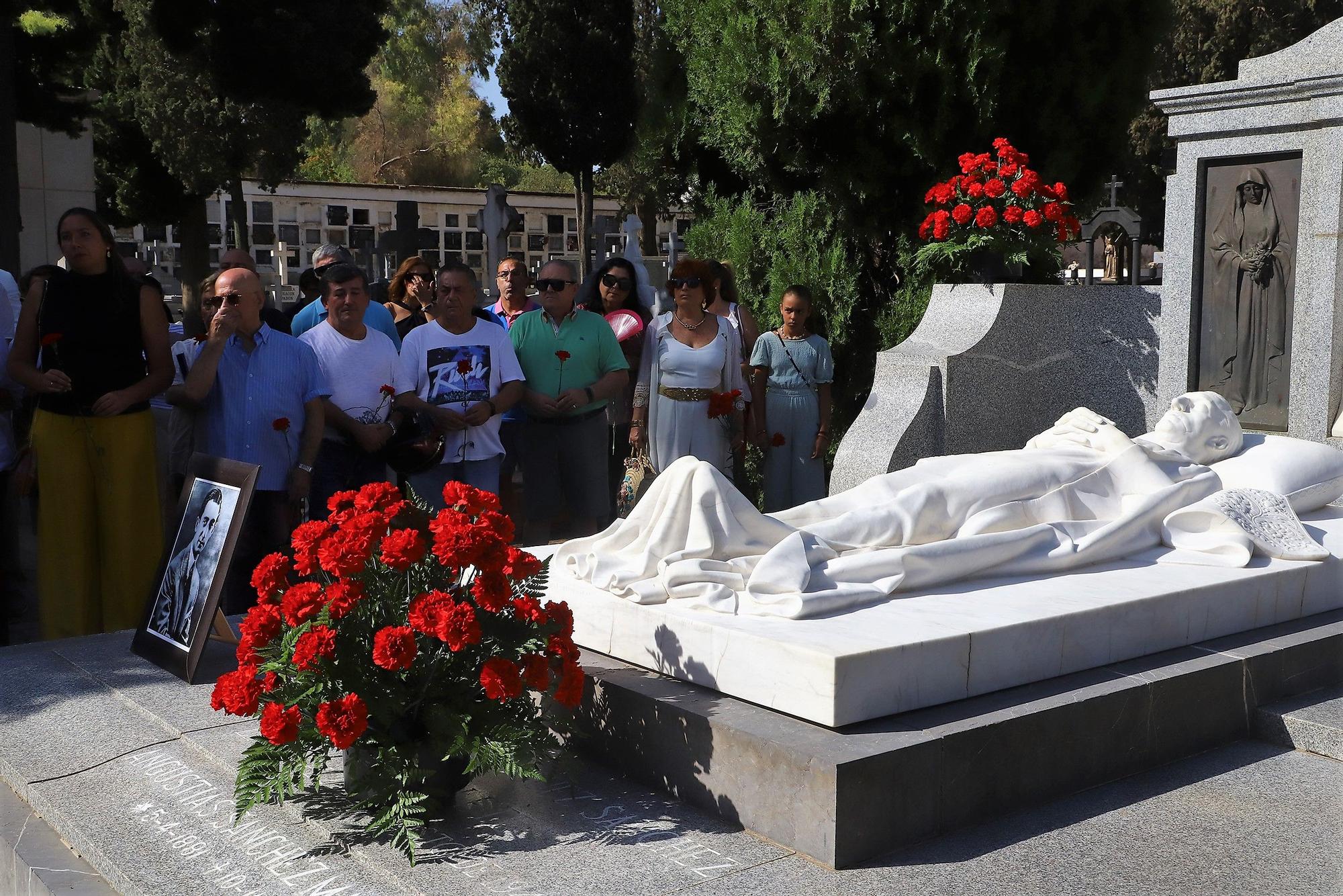 Ofrenda floral en el 75 aniversario de la muerte de Manolete